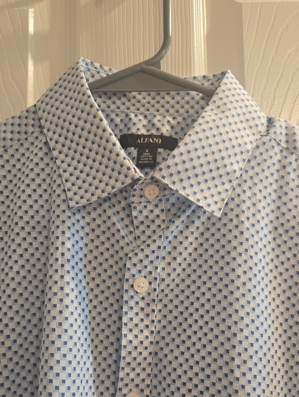 NWT Alfani Men’s Short Sleeve Button-Down Shirt – Small – Blue & White Geometric
